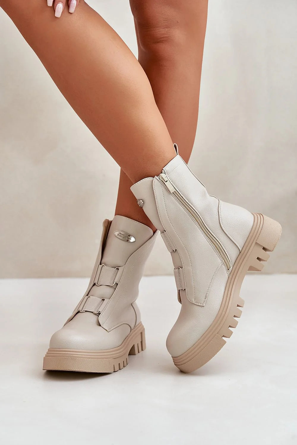 Bottines féminines modernes en cuir artificiel crème, fermeture à boucle métallique, hauteur de cheville, semelle crantée en caoutchouc beige, style épuré, confort et durabilité pour femmes