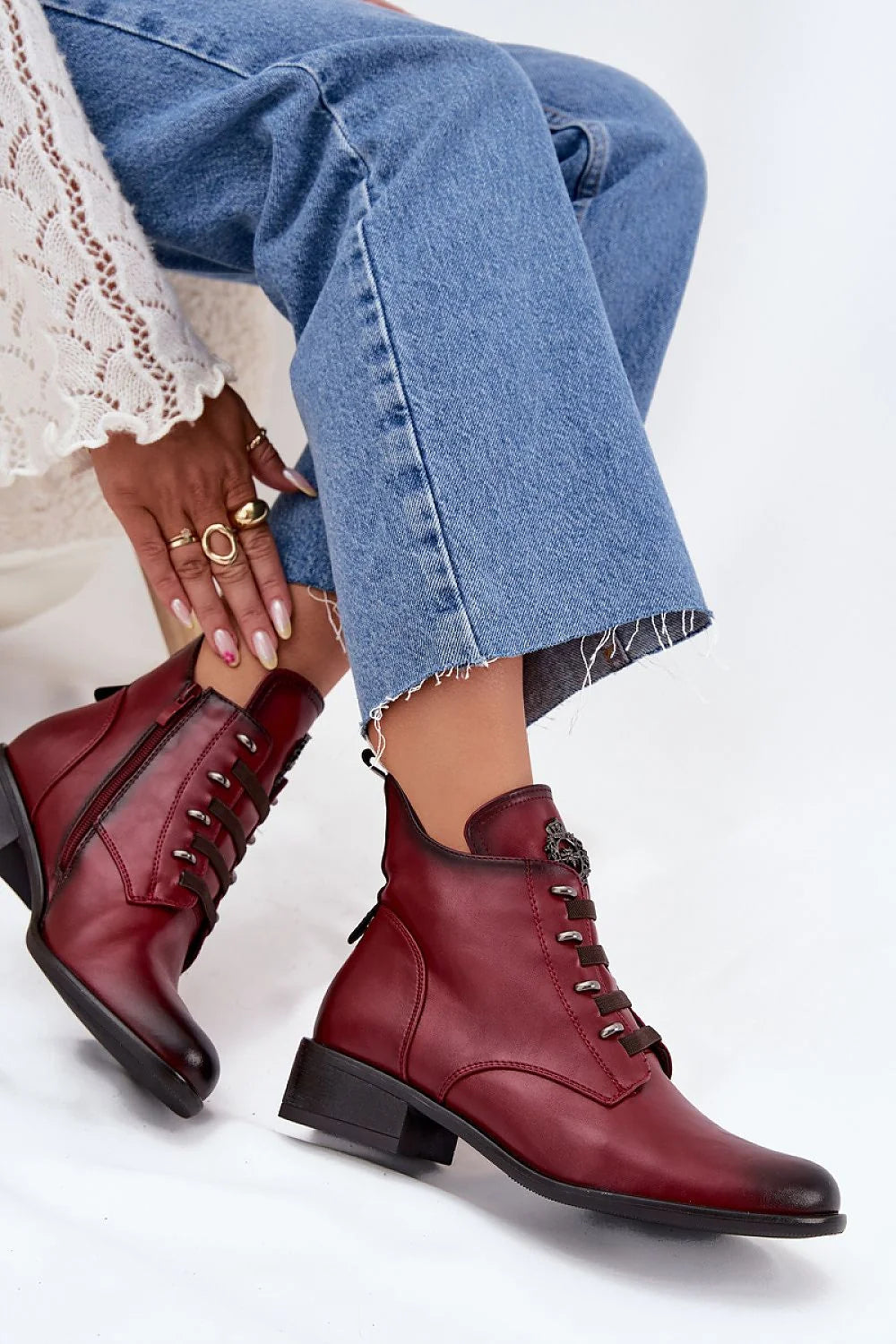 bottines femme bordeaux cuir synthétique lisse effet patiné sombre bout arrondi talon bloc bas doublure fourrure ornement métallique