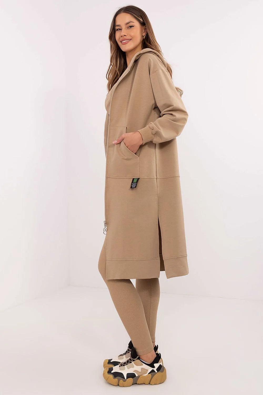 Ensemble athleisure femme veste longue capuche crop top leggings sneakers beige