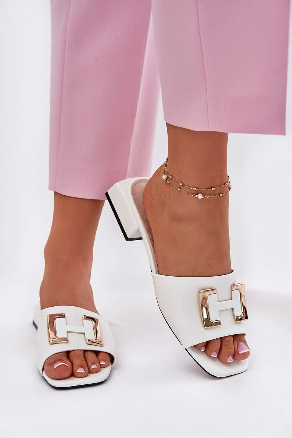 Mules femmes style élégant ouvertes cuir blanc doré H detal chaines perles carré bas talon Vinceza