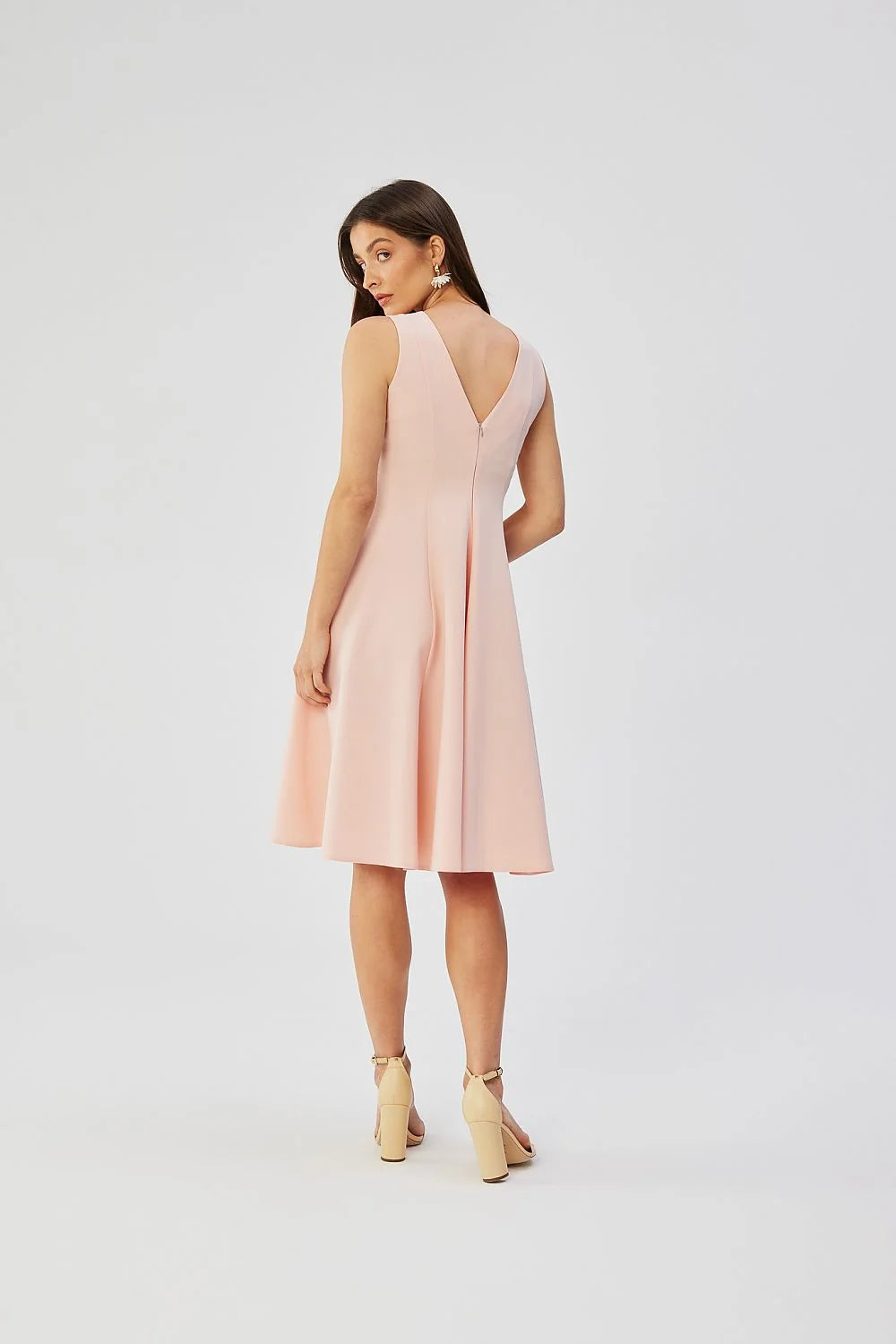 Robe élégante pour femme en rose pastel doux, sans manches, taille marquée, coupe évasée, longueur genoux, style intemporel, confectionnée en Pologne