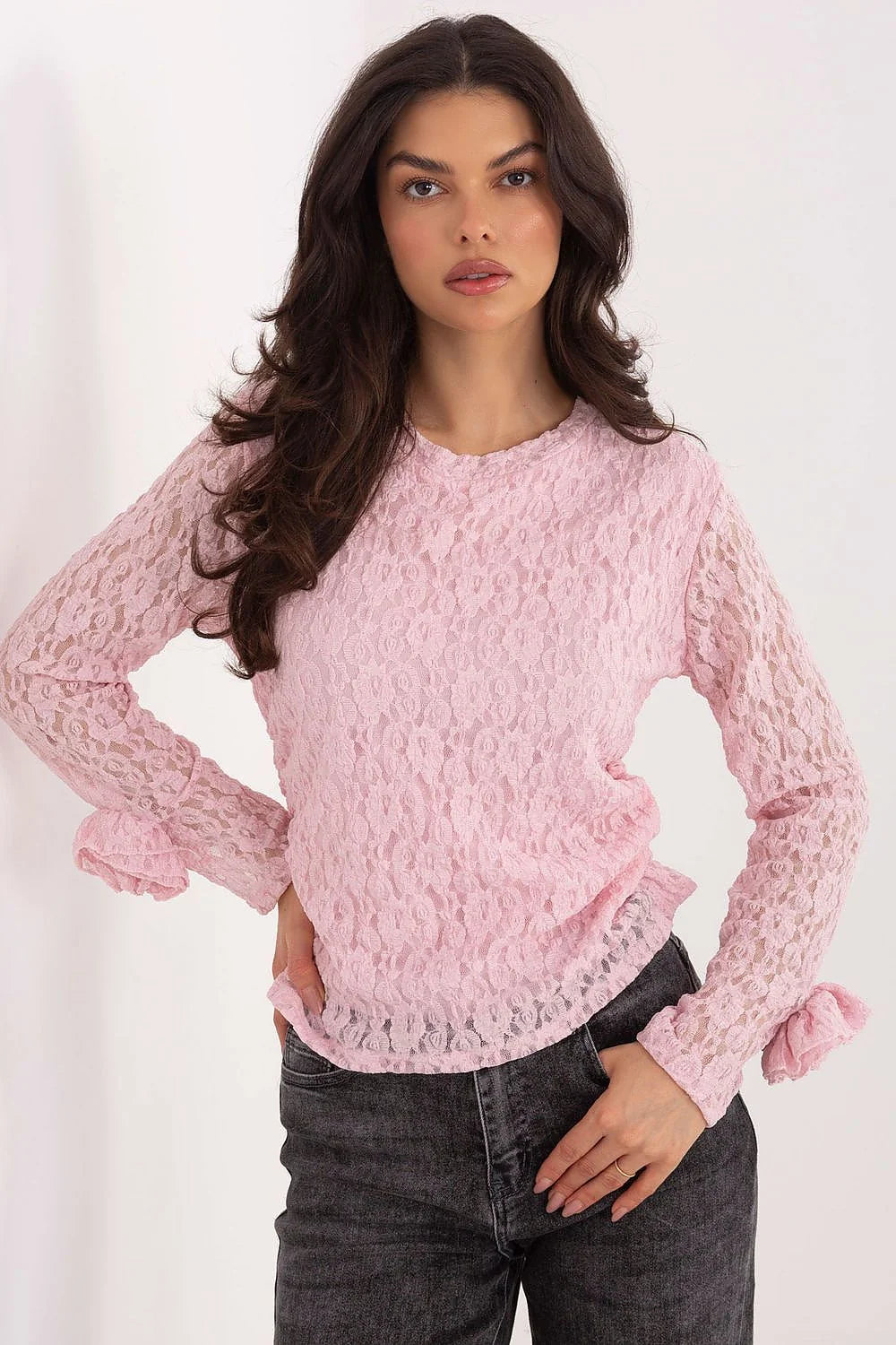 blouse dentelle rose pâle femme ajustée col rond manches longues roses poignets volantés doublure corps viscose élasthanne romantique