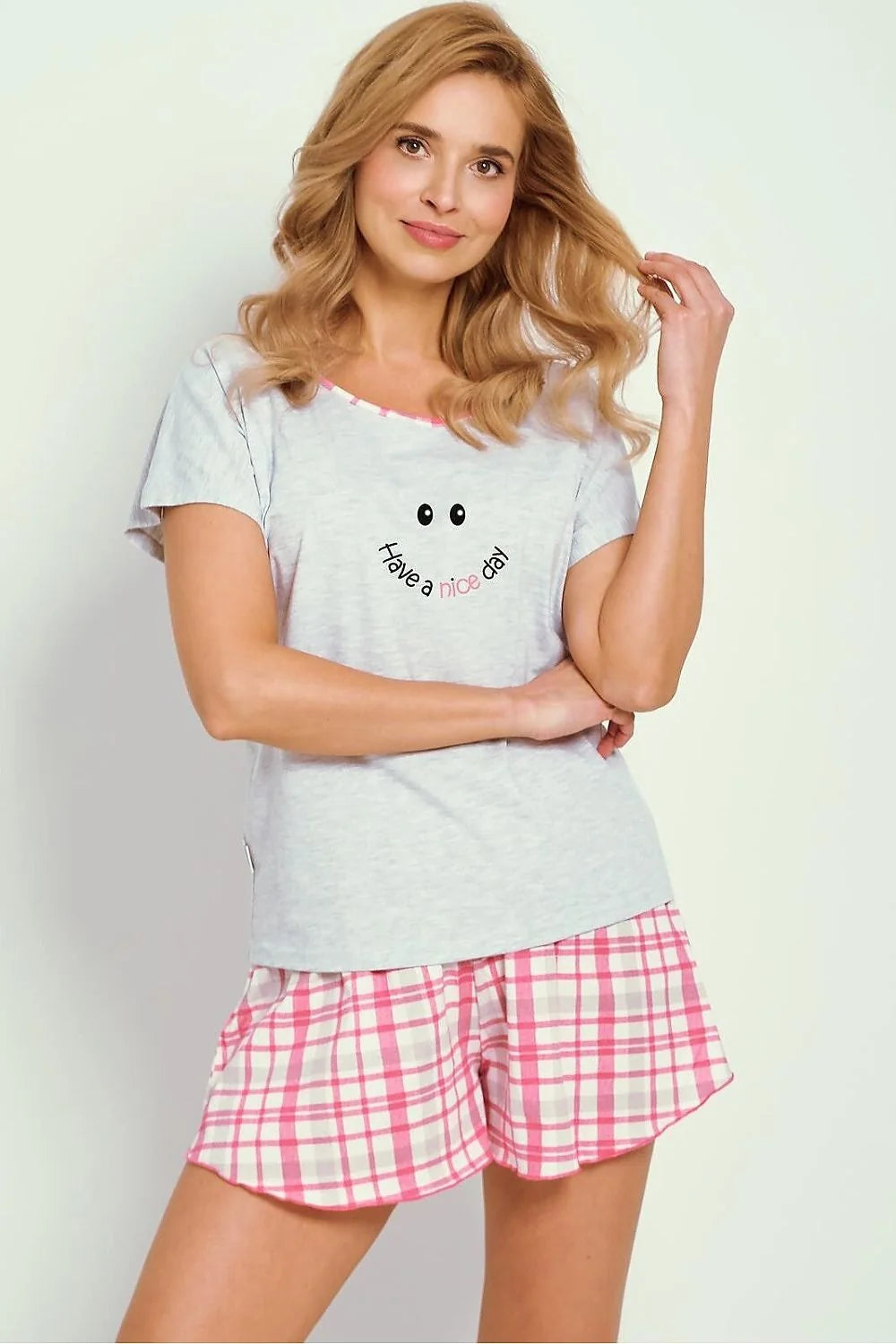 pyjama femme deux pièces manches courtes jersey gris clair col rond contrasté rose imprimé sourire short carreaux roses ample confortable
