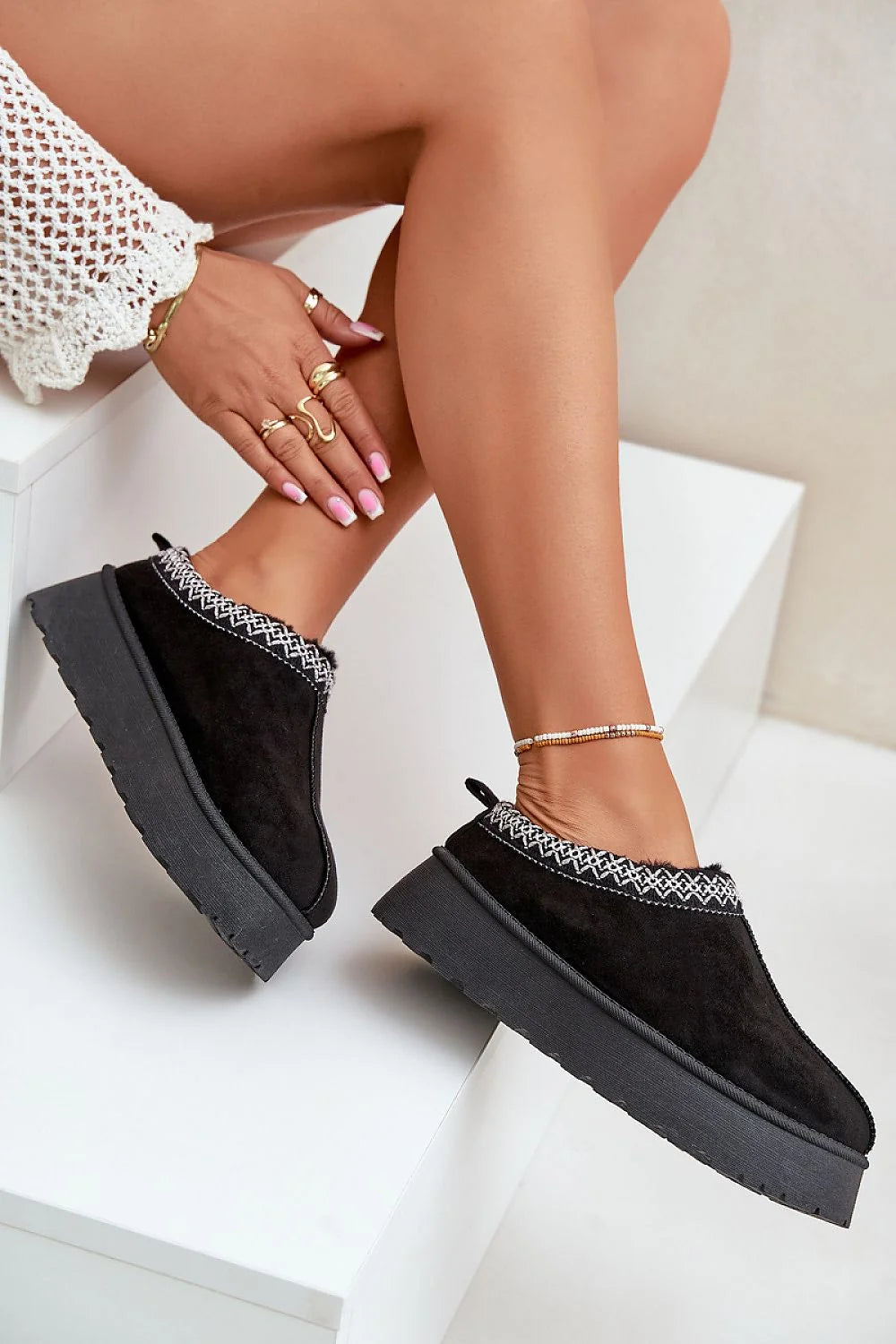 pantoufles suédine écologique noires semelle plateforme crantée caoutchouc bout arrondi doublure fourrure douce broderie subtile cosy urbain confortable talon