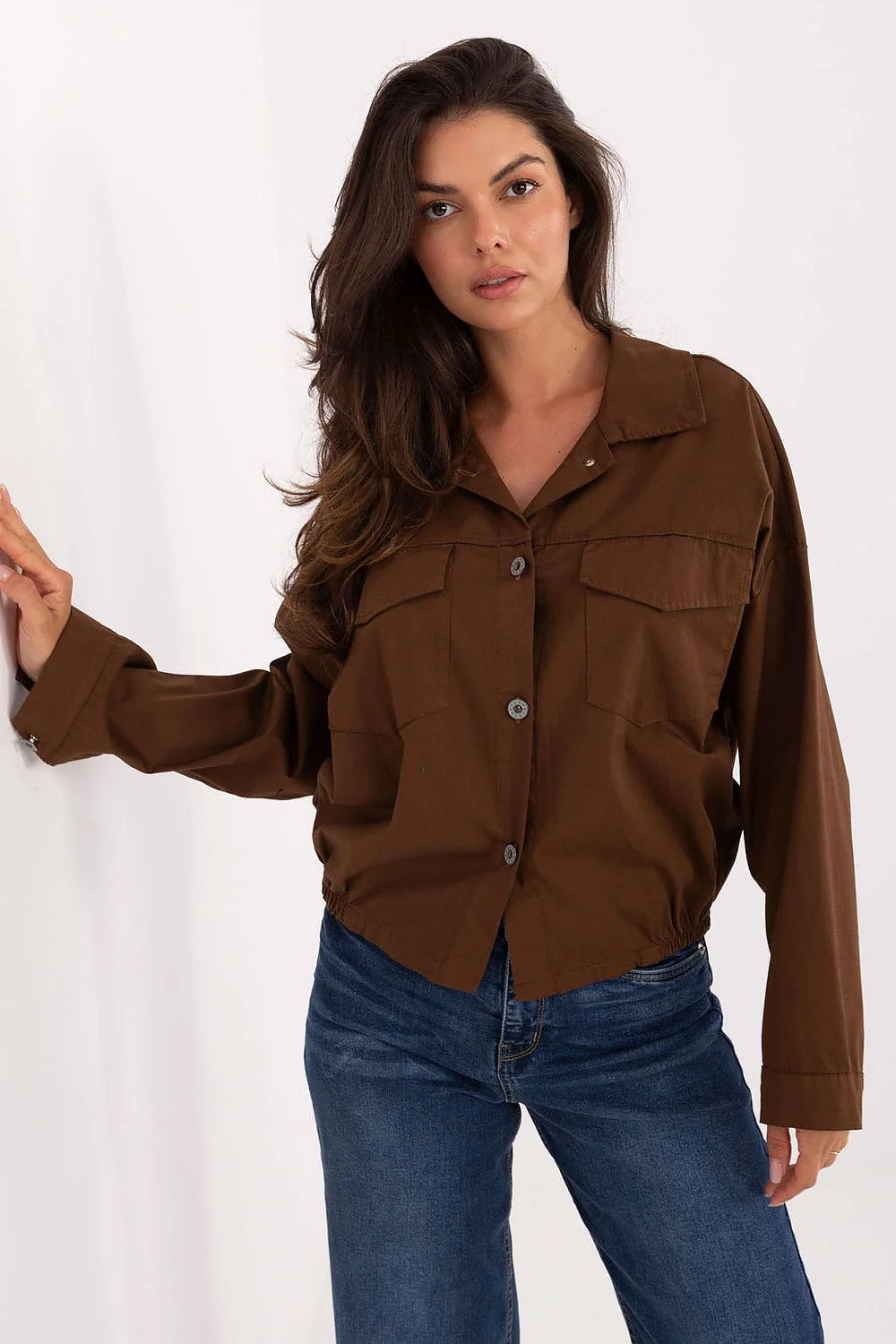 chemiser femme marron chocolat twill coton stretch coupe courte boxy manches longues col classique boutonné poches poitrine rabat ourlet élastique