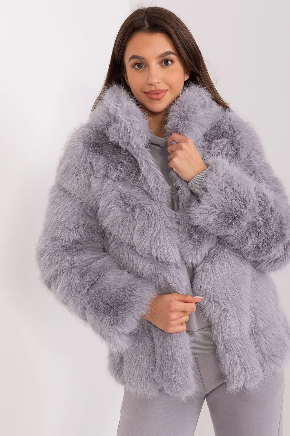 Veste en fausse fourrure pour femme gris lilas design volumineux style moderne chic chaud doux cruelty free