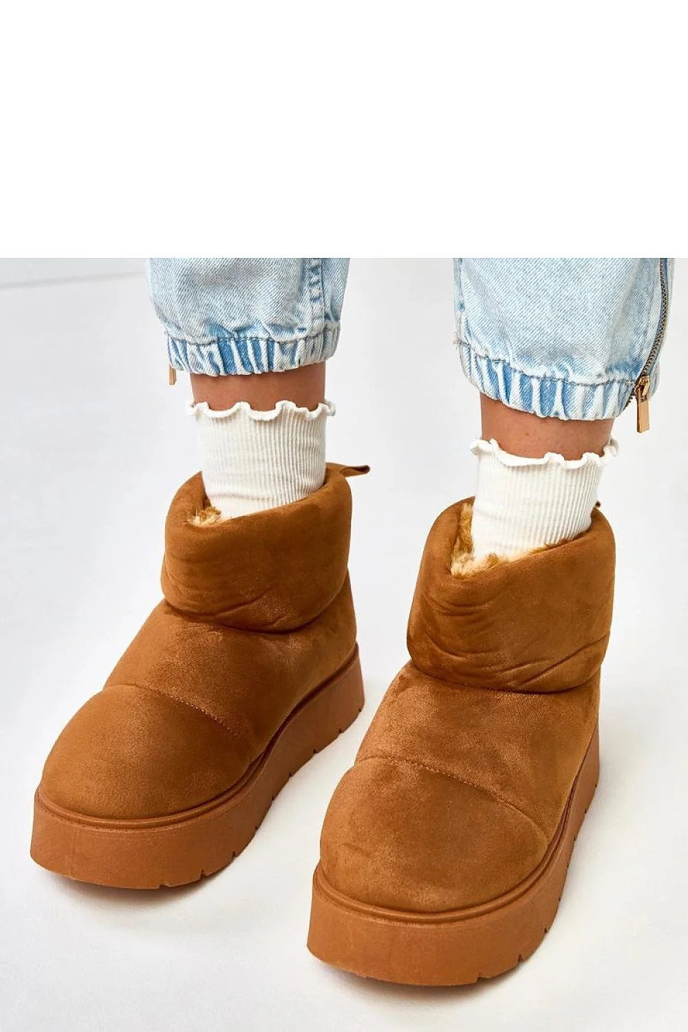 bottines courtes fourrées femme suédine cognac bout rond tige rembourrée cheville semelle plateforme crantée caoutchouc confortable chaude hivernale urbaine