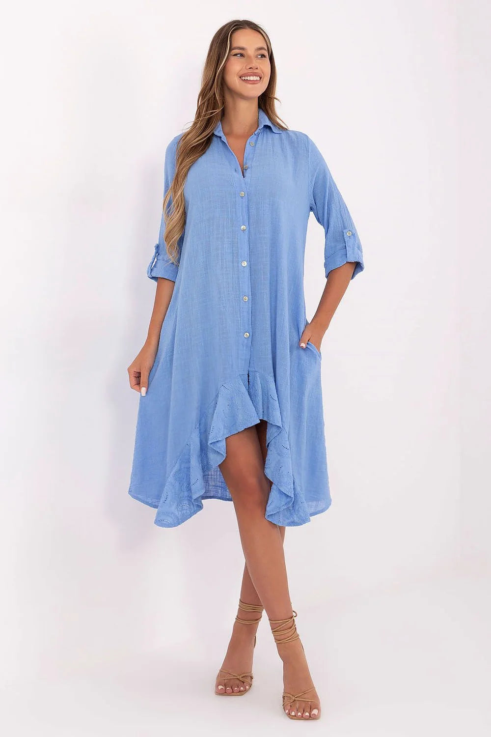 robe chemise coton léger respirant bleu ciel coupe asymétrique ourlet cascade manches trois quarts ajustables boutons poches latérales broderies subtiles