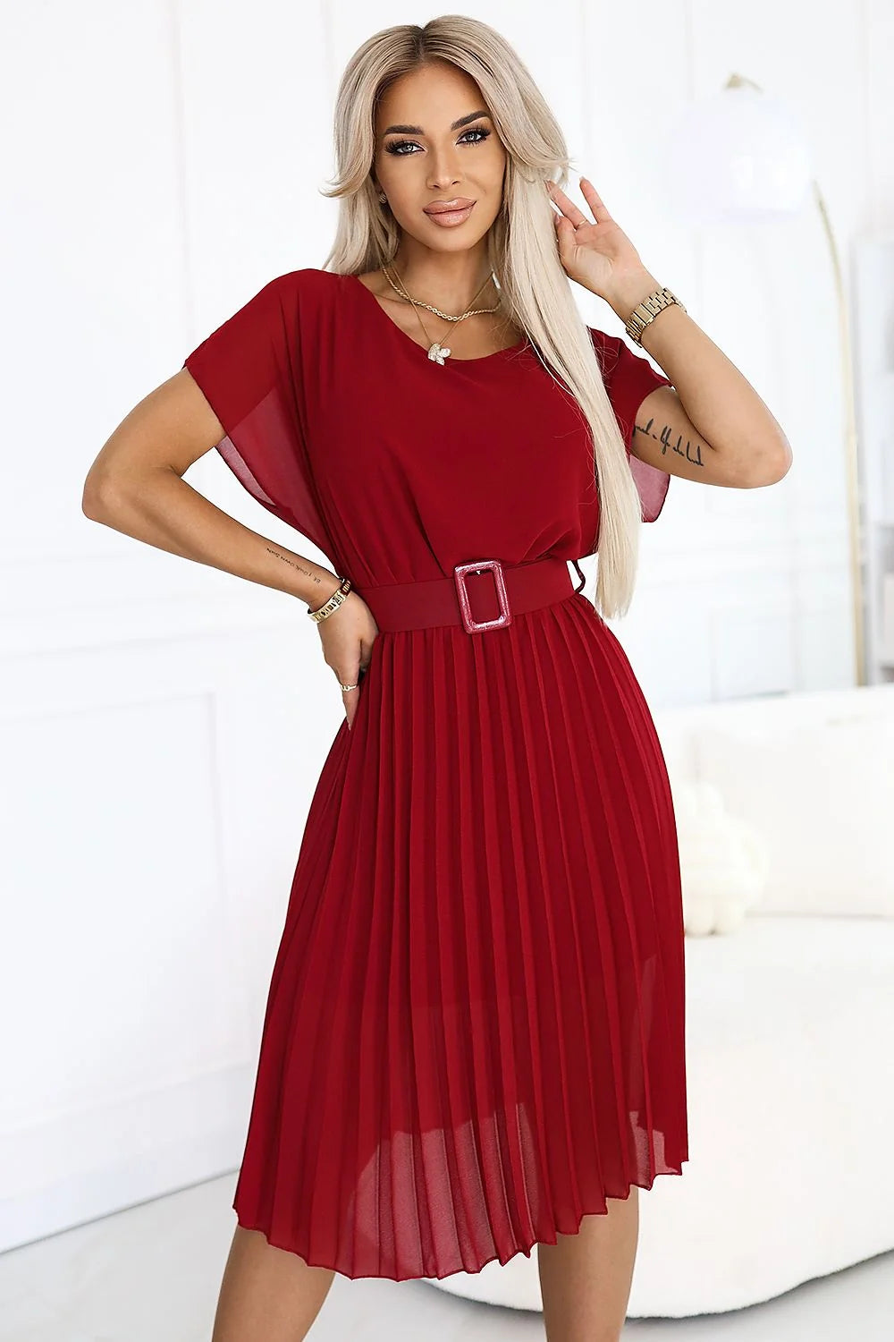 robe cocktail midi plissée bordeaux chiffon élasthanne ceinture boucle rectangulaire taille cintrée manches courtes évasées col rond doublure transparente élégante