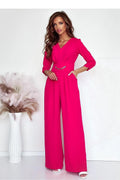 Combinaison féminine élégante avec décolleté en V, ceinture métallique, manches 3/4, poches latérales, couleur rose vif, coupe ajustée buste et jambes larges, matériau léger et fluide, occasion soirée ou événement