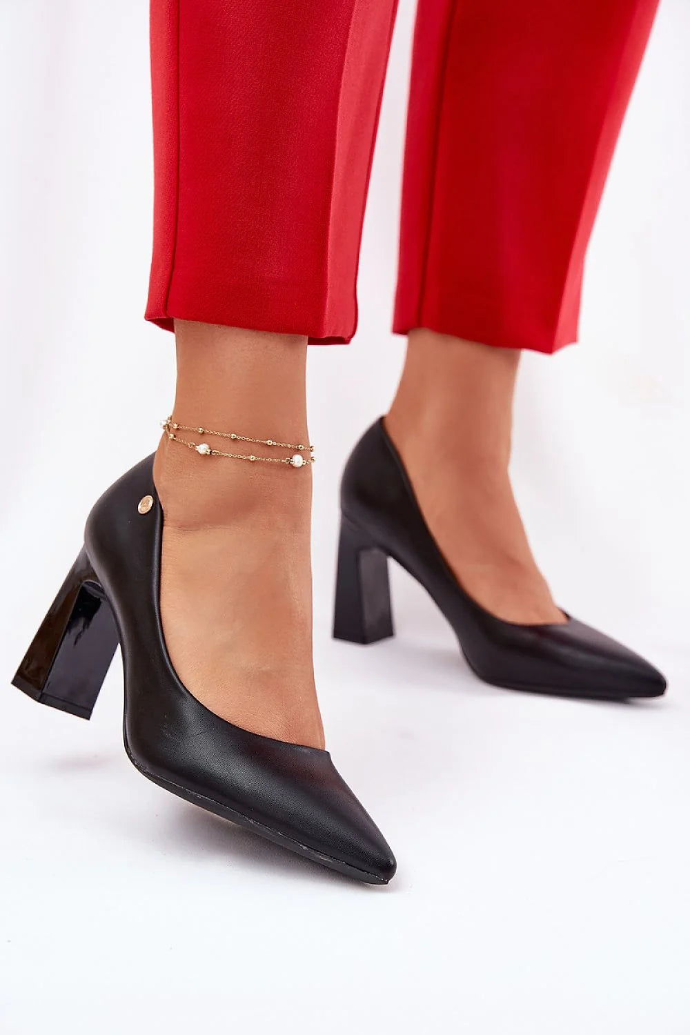 escarpins femme noirs talon carré bout pointu silhouette effilée similicuir lisse semelle intérieure cuir confort doré chaîne cheville