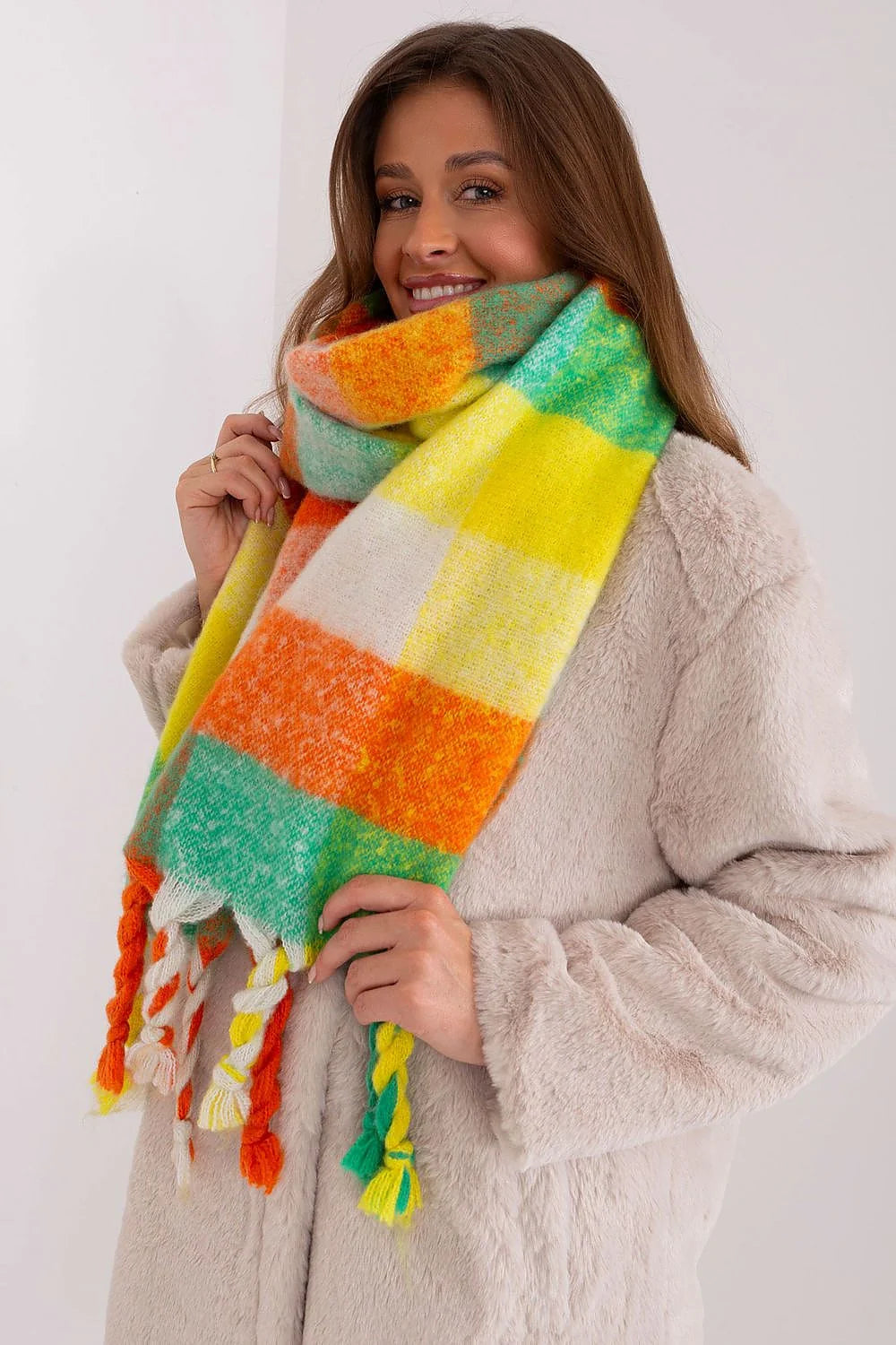Écharpe à carreaux colorés longue pour femme, polyester résistant, pompons, automne/hiver, mode moderne, accessoire tendance, châle doux, style versatile, looks casual, franges colorées, design audacieux, confort optimal, vêtement hiver