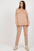 ensemble Lakerta femme moderne confortable molleton oversize manches longues col rond pressions métalliques poches plaquées pantalon slim taille élastique beige