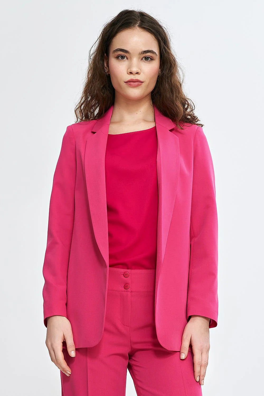 Blazer femme rose assorti pantalon tailleur modern style professionnel élégant coupe ajustée matériau synthétique polyester