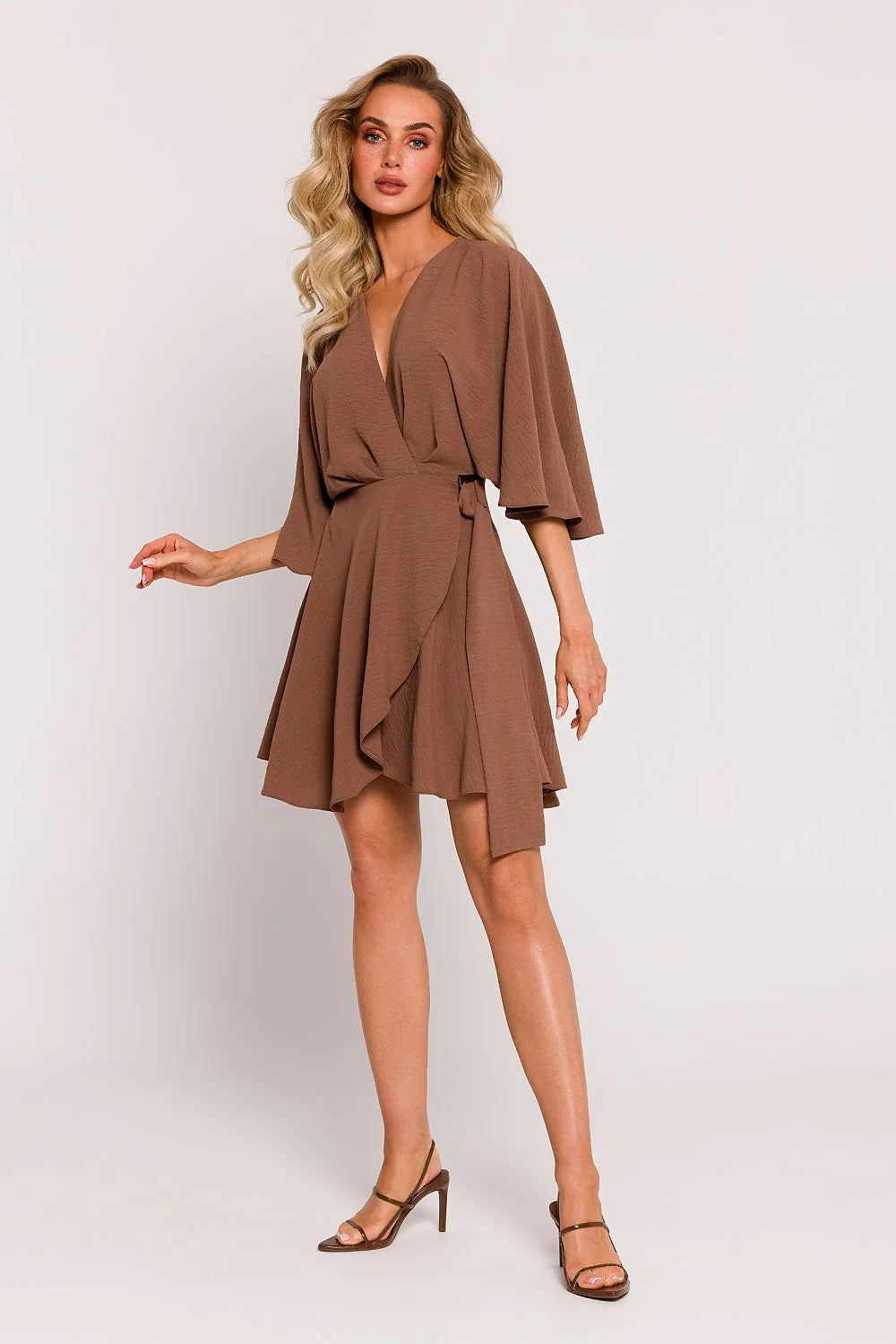 Robe de jour Moe en crêpe polonaise coupe kimono manches larges encolure V couleur brun terreux femme