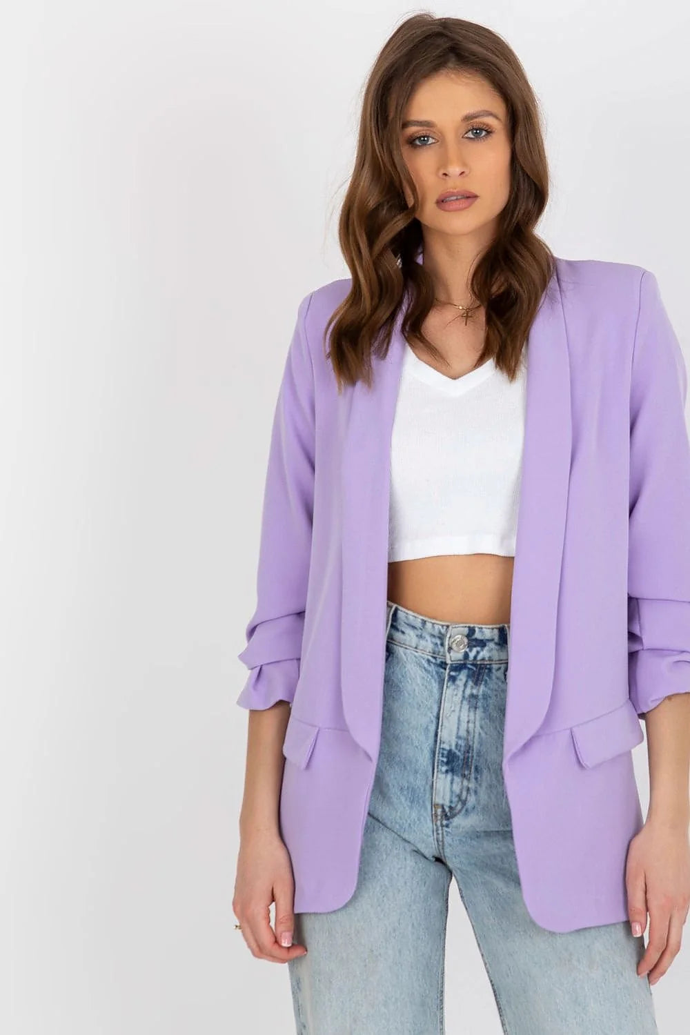 Veste blazer féminine couleur lavande douce en polyester et élasthanne, design moderne structuré, manches longues, poches à rabat, coupe ajustée, idéale pour les occasions décontractées et semi-formelles