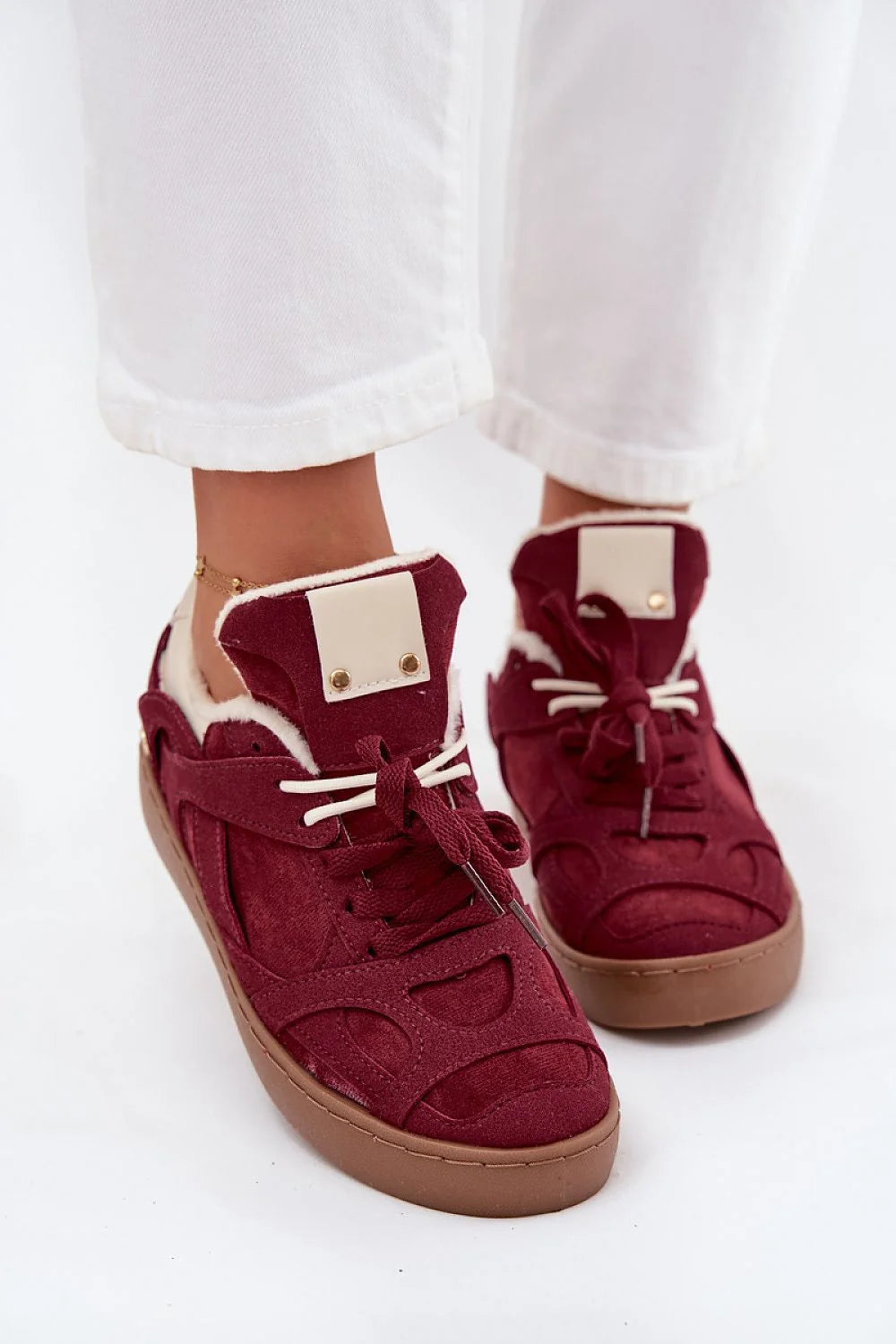 sneakers montantes femme suédine écologique bordeaux doublé fourrure crème patch cuir rivets dorés semelle gomme antidérapante plateforme délicate