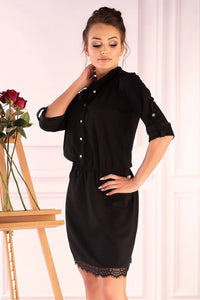 Merribel robe chemisier noire col mao manches troisquarts retroussées boutons nacrés taille élastique coupe cintrée ourlet dentelle fluide élégante polyvalente