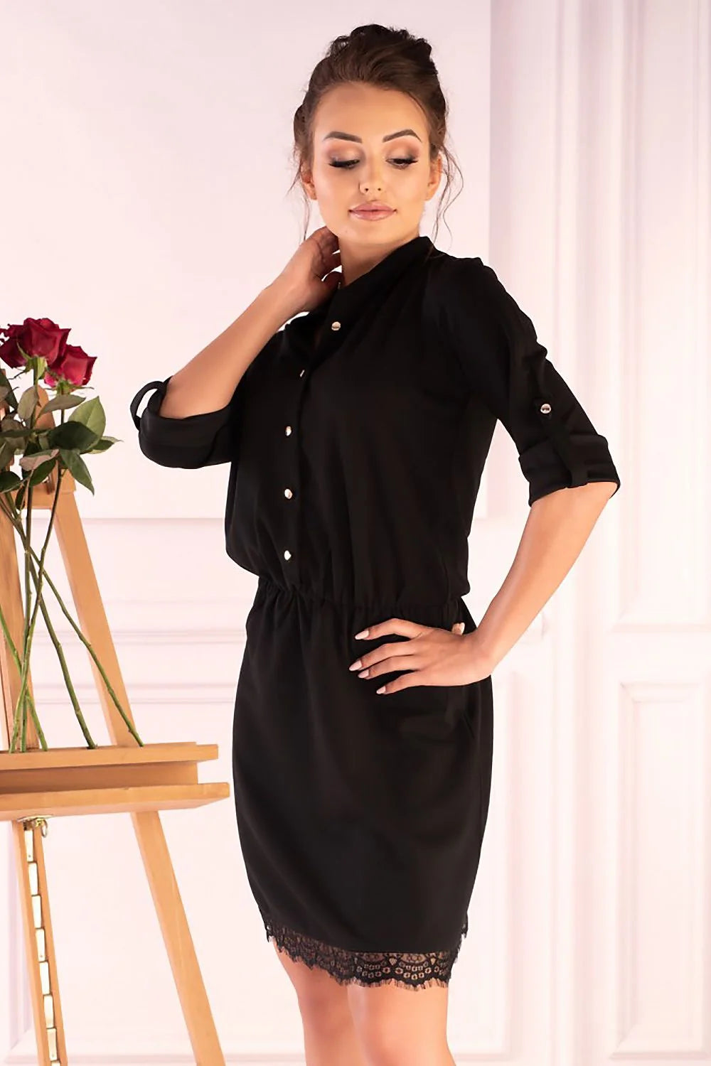 Merribel robe chemisier noire col mao manches troisquarts retroussées boutons nacrés taille élastique coupe cintrée ourlet dentelle fluide élégante polyvalente