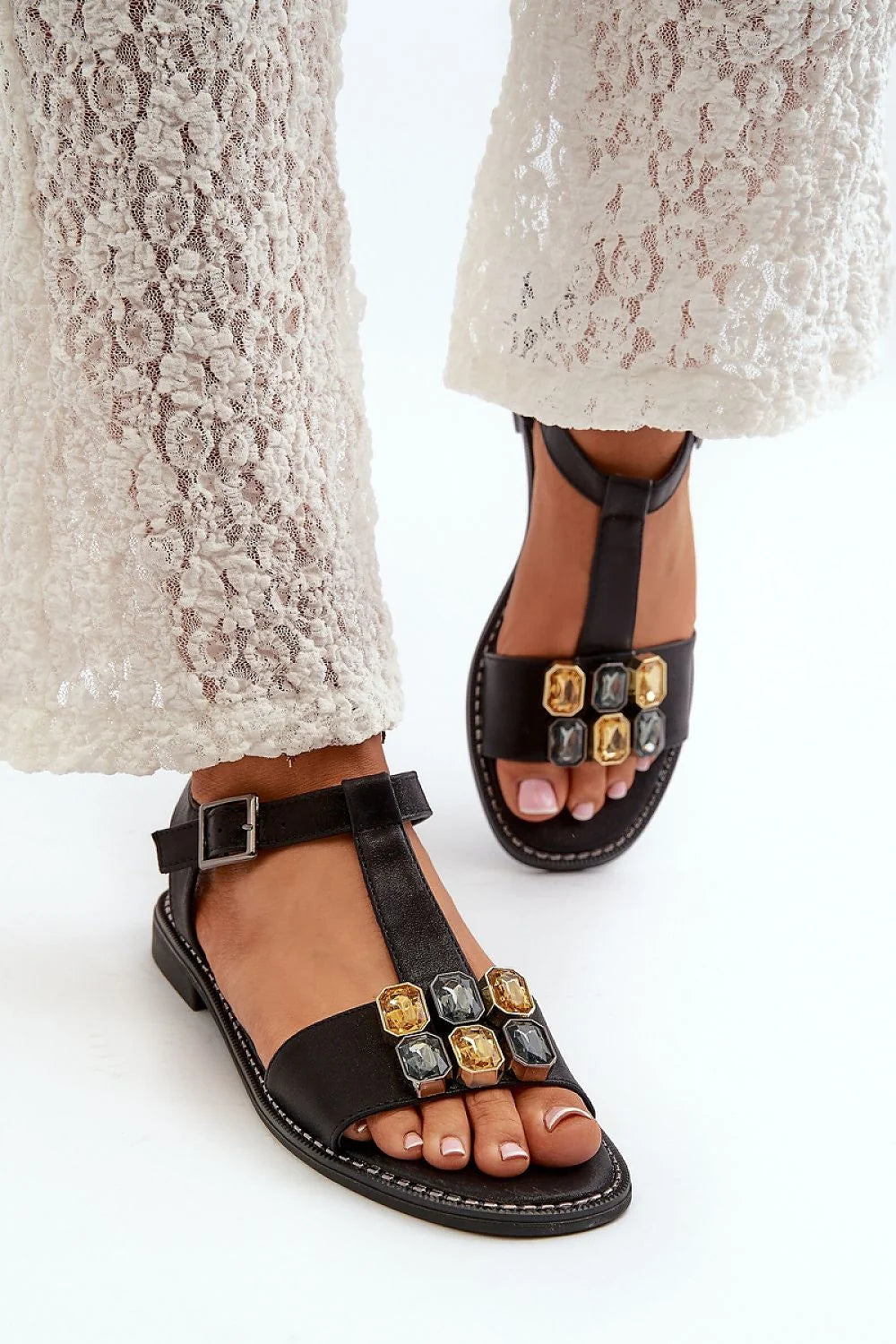 sandales femme plates cuir noir tstrap réglable cheville boucle métallique cabochons dorés argentés cristal semelle matelassée surpiqûre confort chic estival