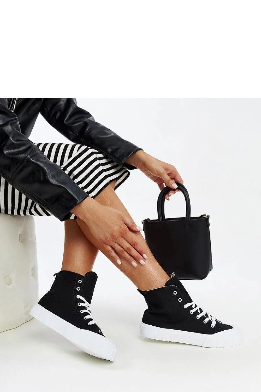 baskets montantes femme moderne épuré noires lacets blancs semelle plateau épaisse toile légère durable maintien cheville rembourré