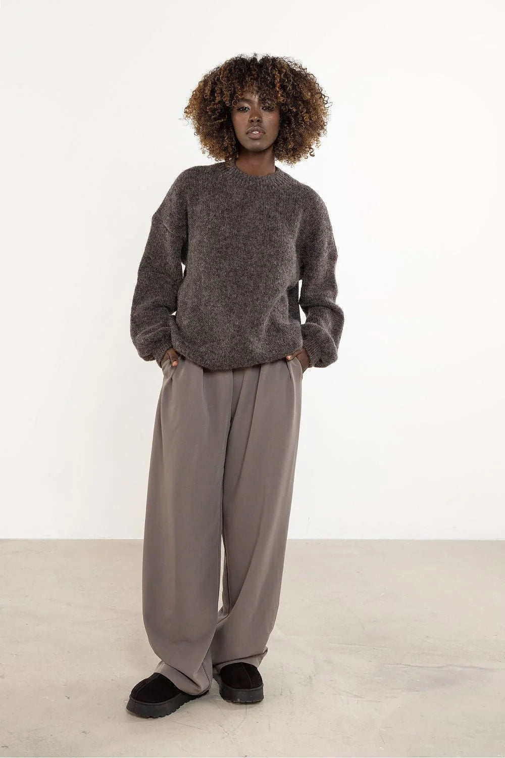 pull femme maille oversize laine cachemire chèvre mohair acrylique polyamide gris anthracite col rond côtelé manches bouffantes texture duveteuse chaude