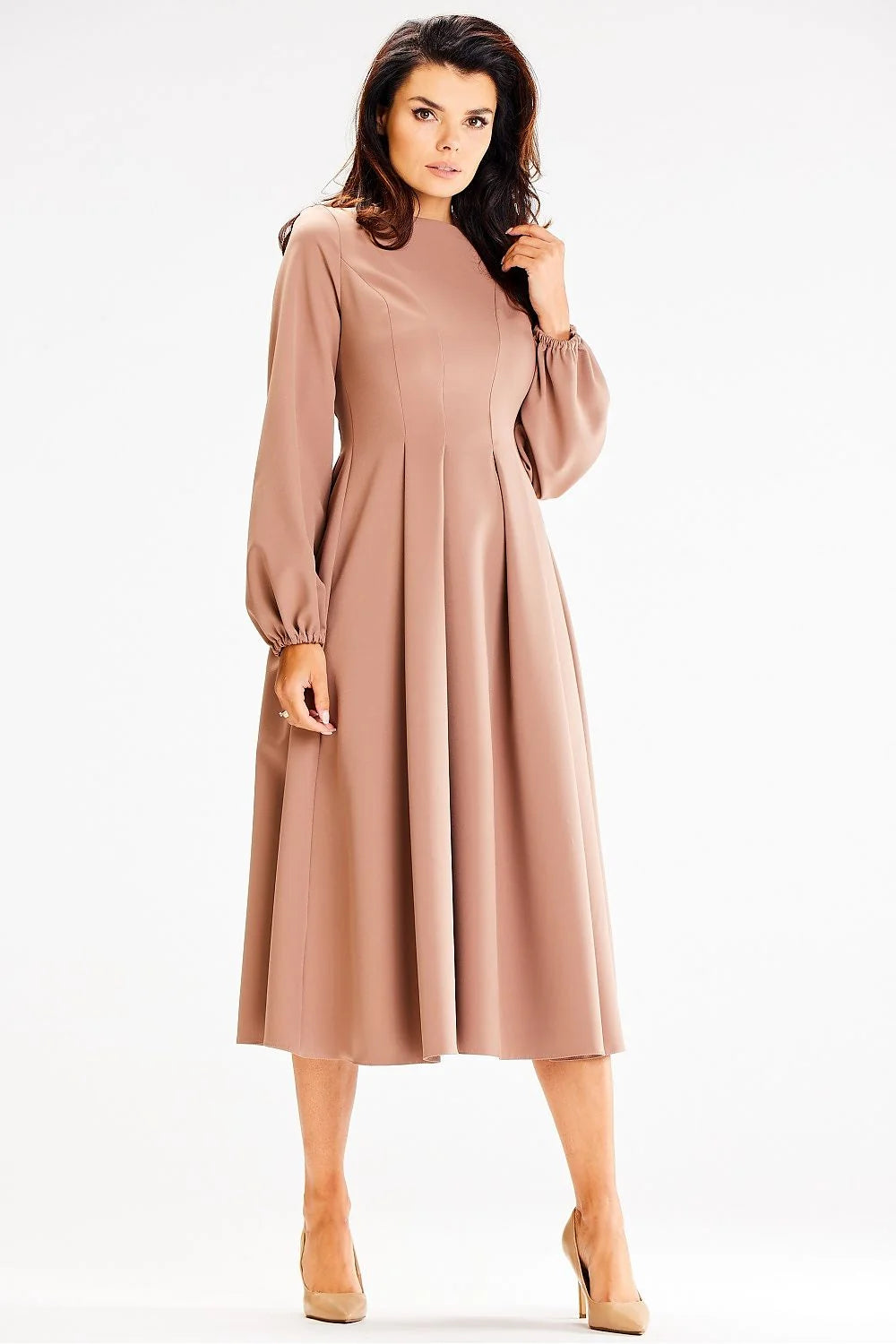 robe taupe midi évasée ajustée femme manches longues bouffantes poignets resserrés encolure ronde coutures princesse crêpe structurée tombé fluide