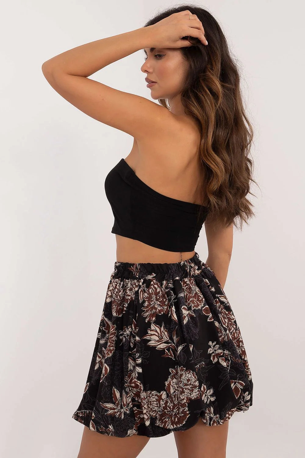 jupe mini évasée taille élastique imprimé floral fond noir motifs marron beige crème polyester doublure viscose fluide plissée