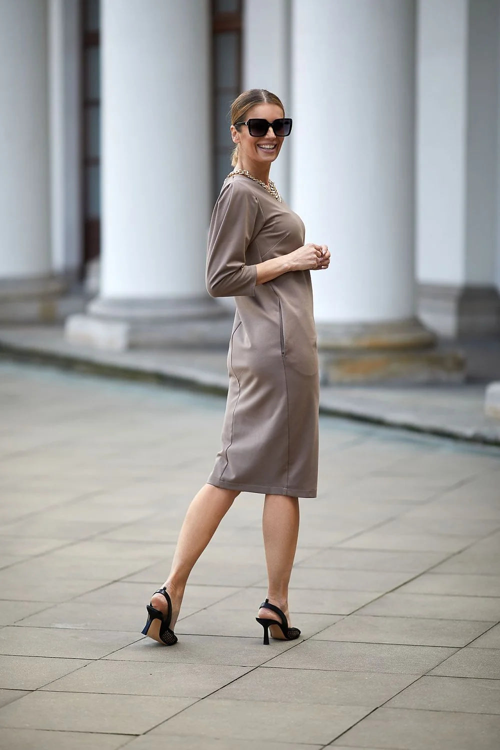 Robe élégante taupe La Aurora manches 3/4 extensible pour femme style moderne et confortable
