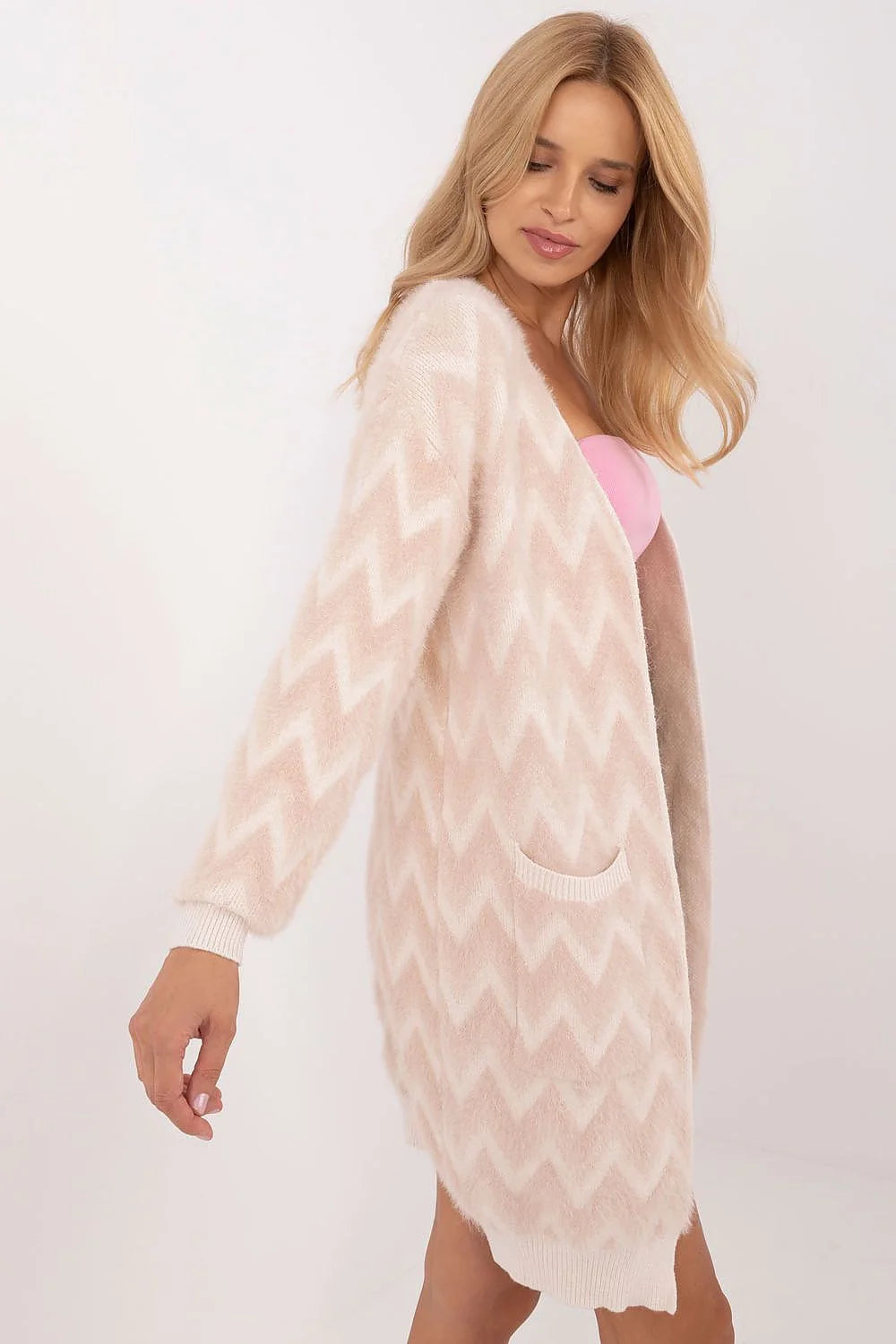 cardigan maille chevron mi cuisses oversize duveteuse moelleuse rose poudré poches plaquées manches longues bordures côtelées coupe ample confortable superposition