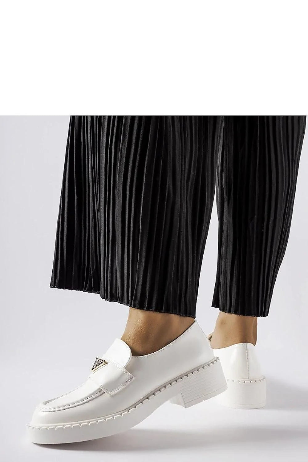 mocassins femme blanc cuir écologique confortable élégant design moderne bout arrondi semelle plateforme épaisse crantée logo triangulaire doré