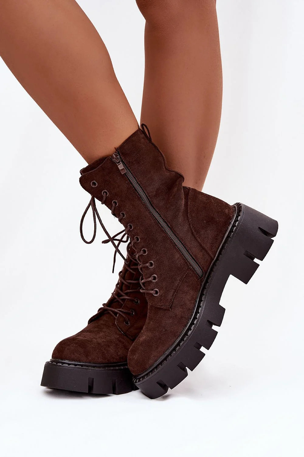 bottes femme suède écologique marron chocolat tige mi mollet bout rond laçage montant oeillets métalliques zippée semelle plateforme crantée talon