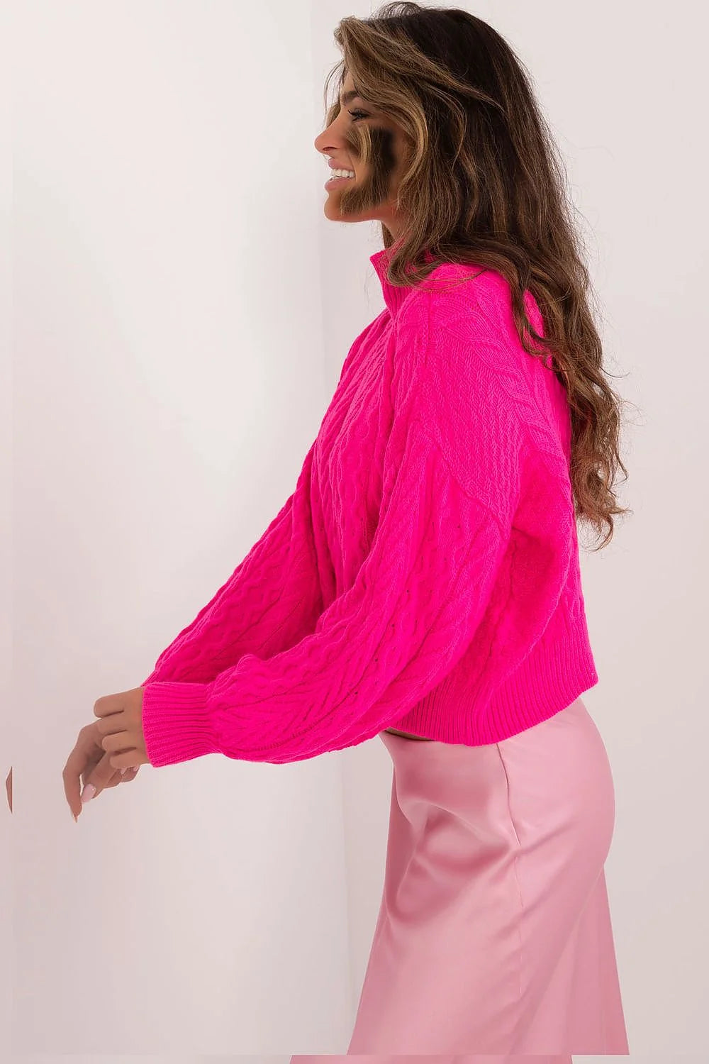 pull torsadé maille femme col roulé oversize fuchsia vif manches longues bouffantes coupe courte boxy finitions côtelées poignets base chaude