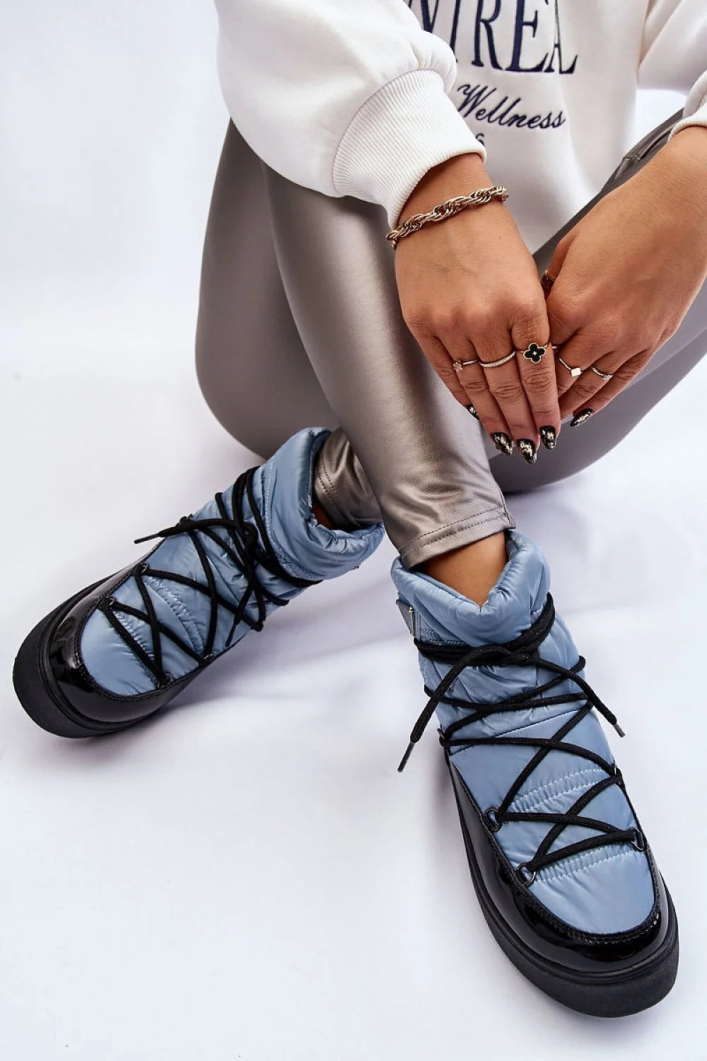 Bottes de neige Step in style pour femmes, style moderne urbain, matelassé bleu pastel, semelle épaisse caoutchouc, doublure fourrure, lacets noirs, finitions élégantes, confort thermique, protection froid, idéales urbains