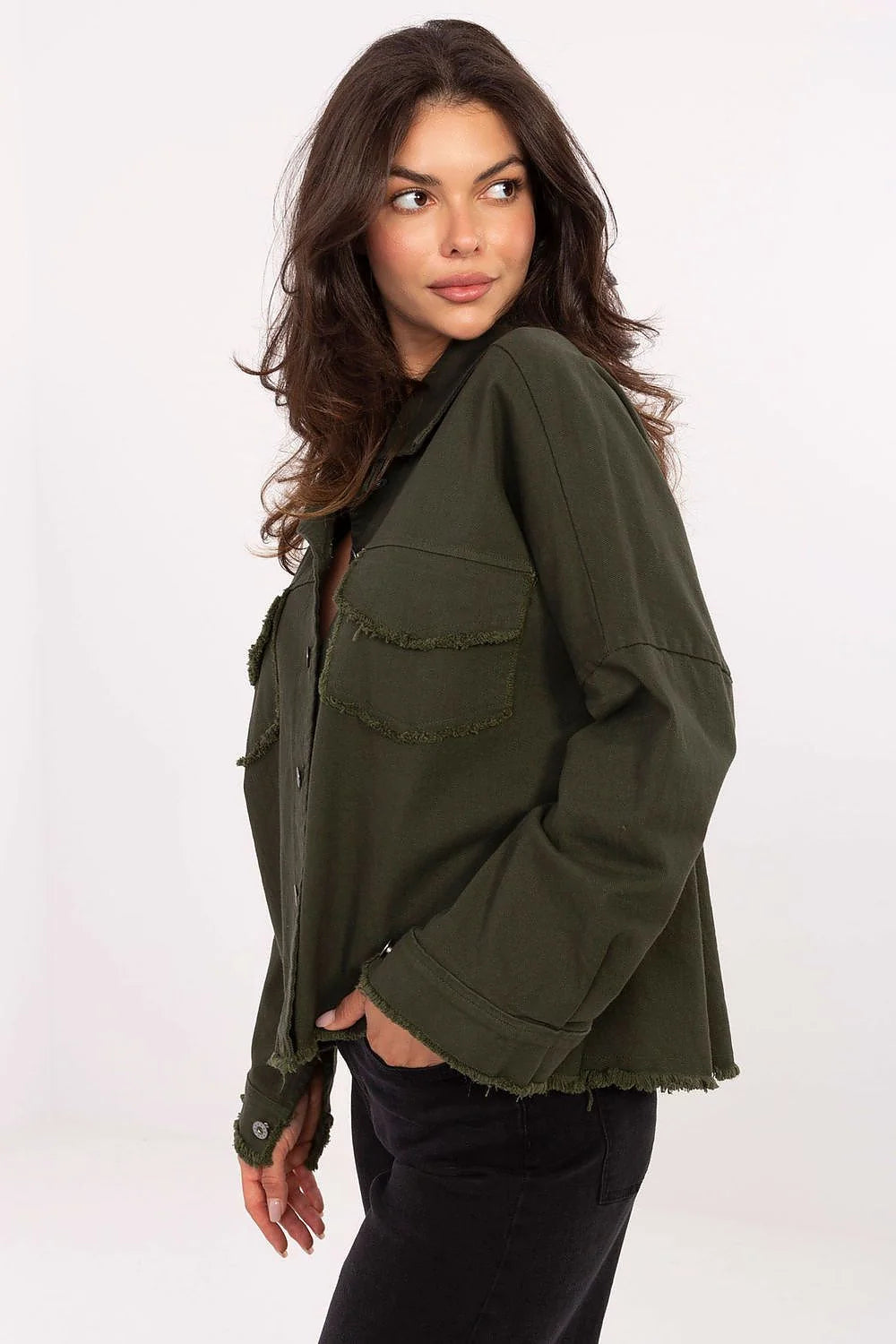 chemise jean femme manches longues kaki olive overshirt shacket boxy courte hanches col classique boutonnée poches rabats sergé coton stretch