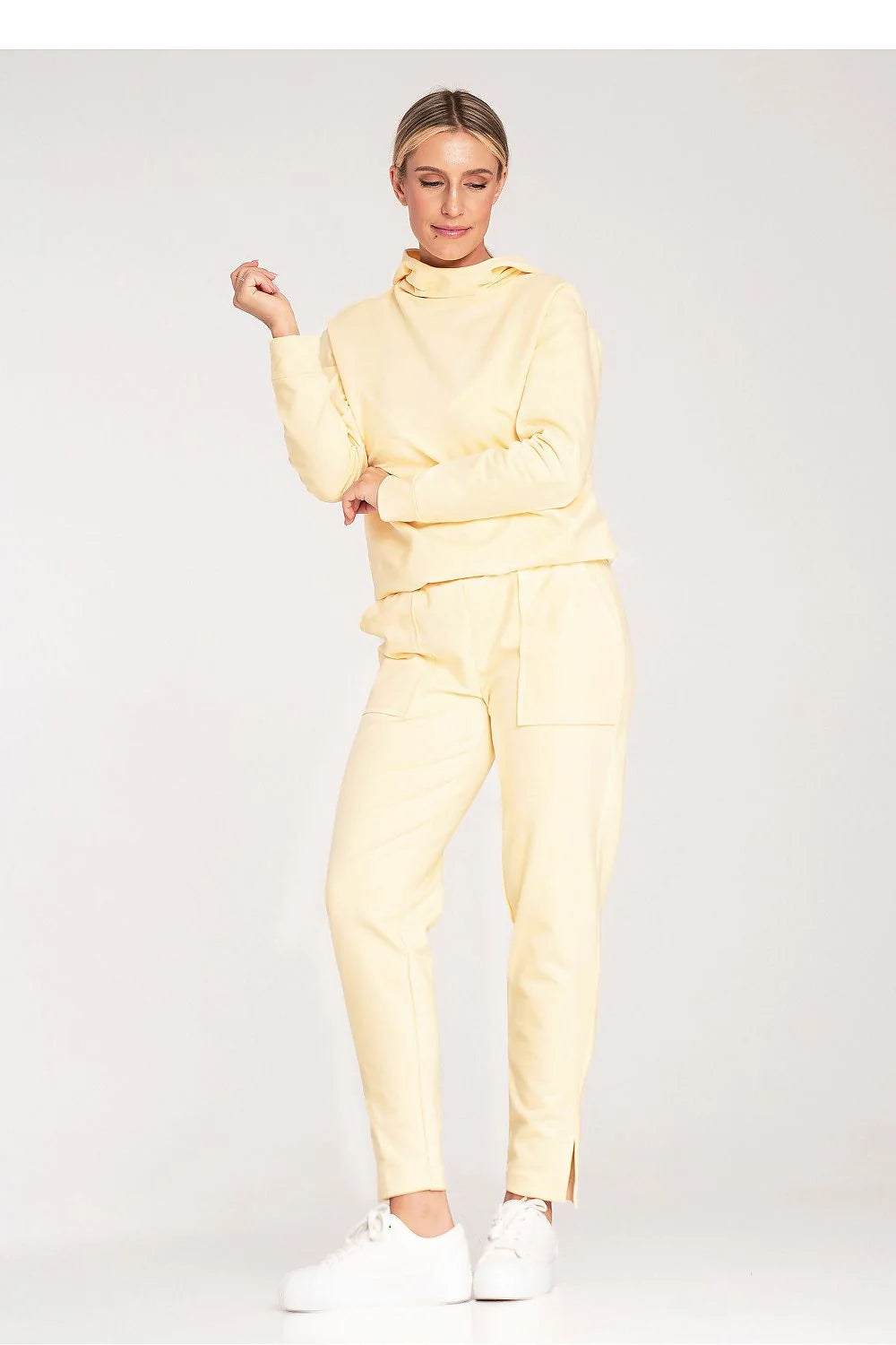 Pantalon survêtement moderne élégant pour femme en coton élasthanne couleur jaune pâle coupe ajustée jambe fuselée poches asymétriques taille élastique