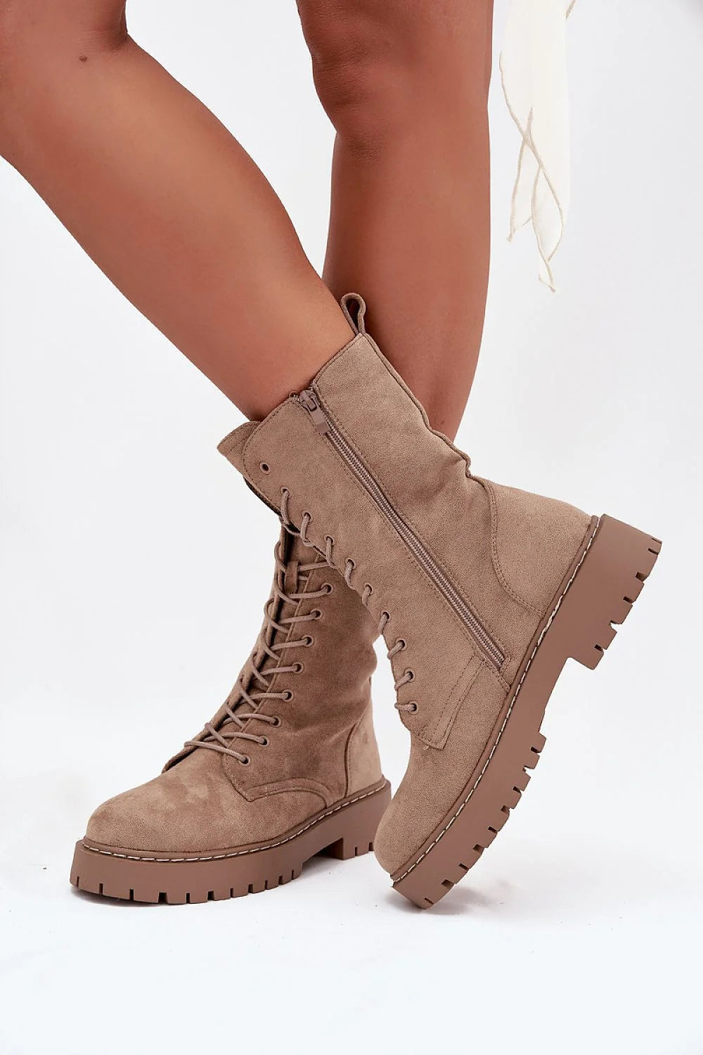bottines workery femme suédine écologique taupe montantes mi mollet lacets fermeture éclair latérale plateau talon bloc semelle crantée coutures surpiquées