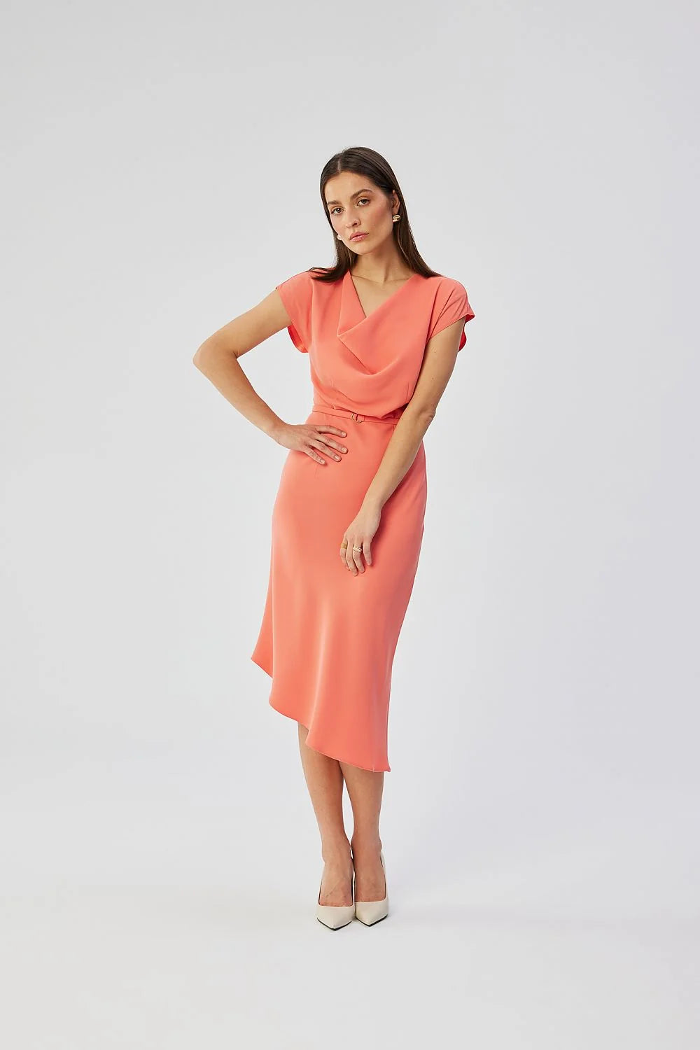Robe de cocktail élégante corail satiné col drapé tailleur ceinture assortie femme occasion spéciale