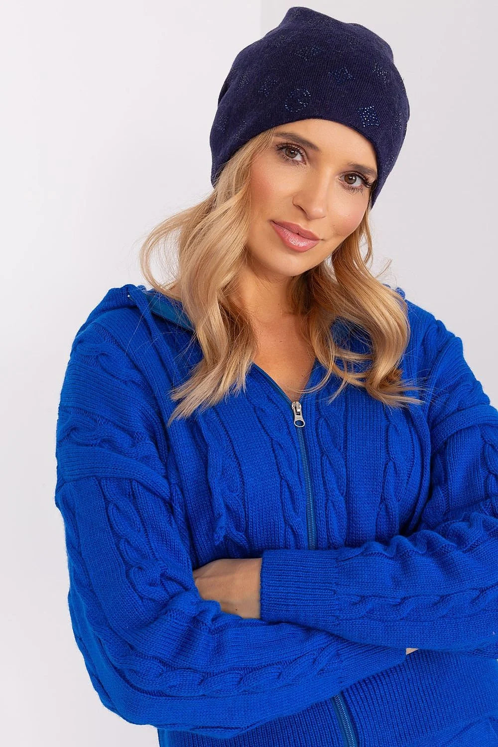 Bonnet et cardigan pour femme en laine acrylique bleu marine et électrique motifs brillants style moderne chic hiver automne