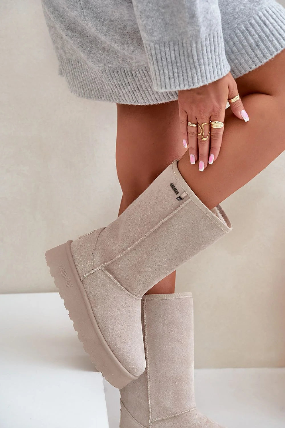 Bottes de neige suédine beige confortables style minimaliste semelle épaisse antidérappante pour femmes modernes élégantes