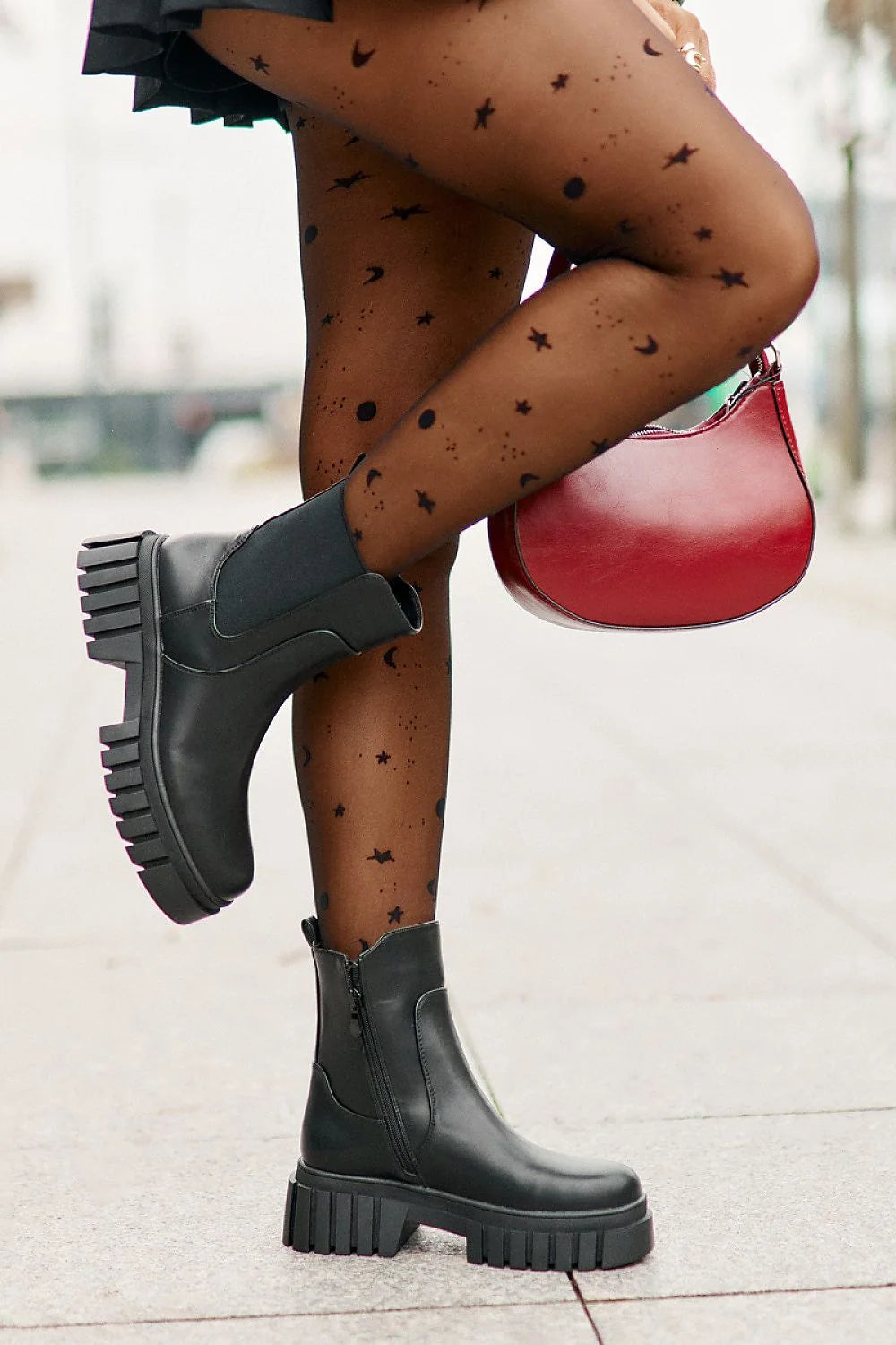 Bottines en cuir noires hauteur mi-mollet fermeture éclair semelle crantée style moderne urbain femmes