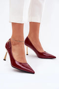 Talons hauts élégants pour femmes en cuir vernis rouge bordeaux, bout pointu, talon doré, boucle métallique, soirée, occasion formelle, mode, style sophistiqué, confortable, design raffiné