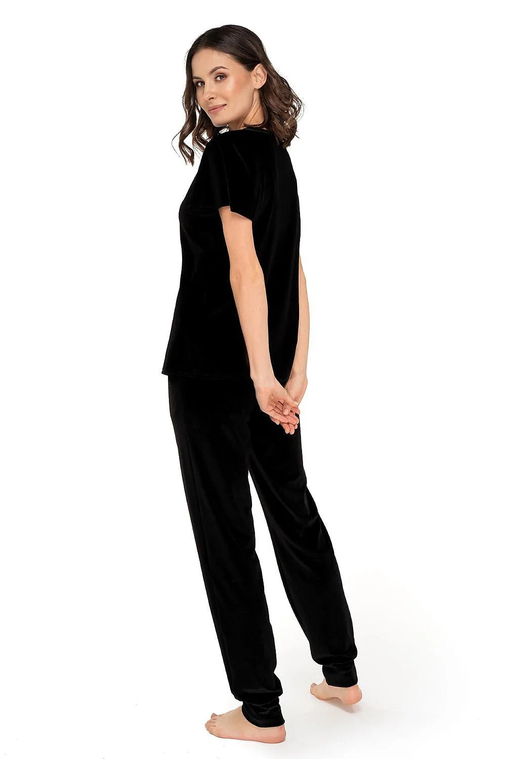 Ensemble pyjama velours noir élégant et confortable, manches courtes, col V, ruban rose, détente