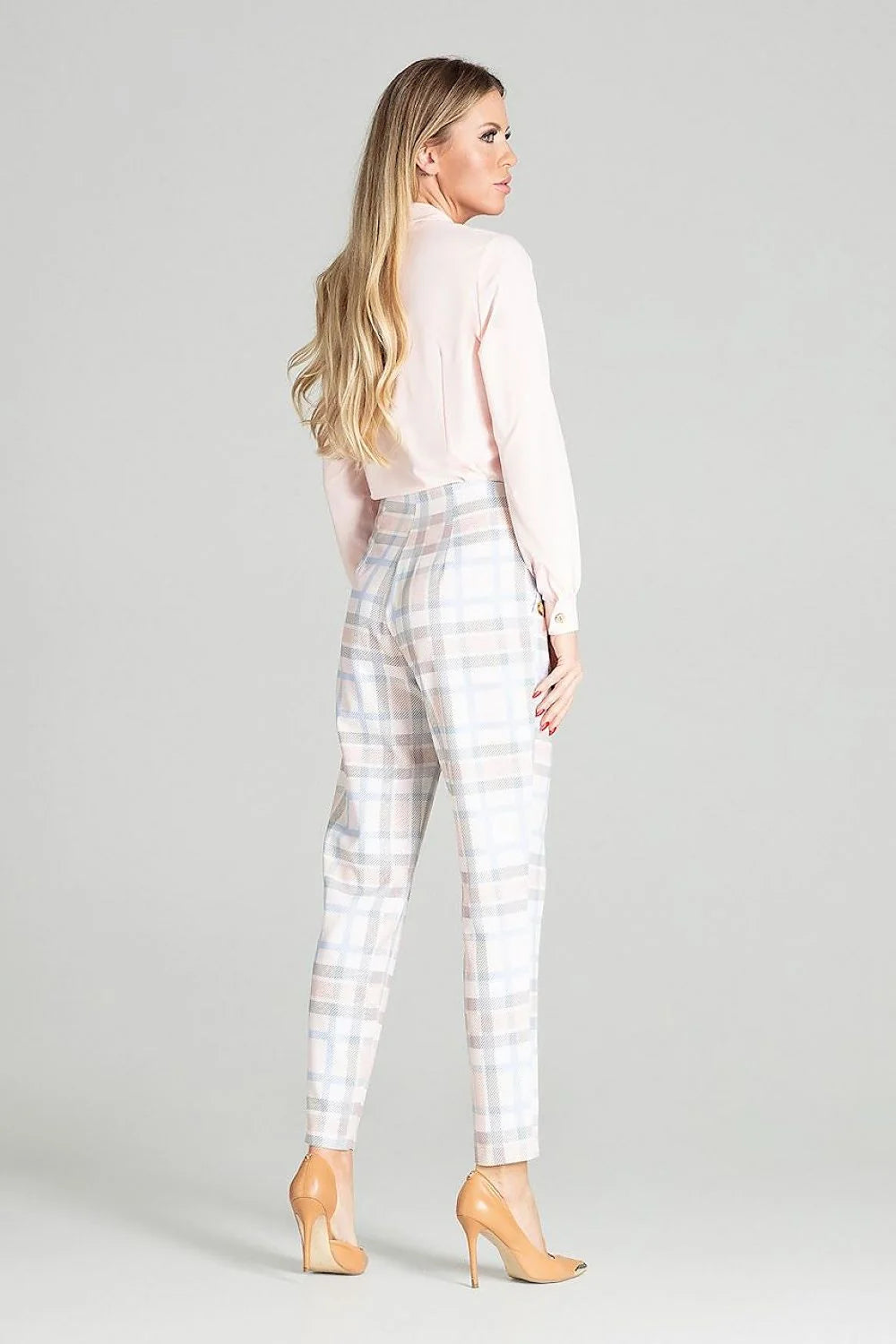 Chemise blanche polyester manches longues élégante boutons dorés style professionnel femme active garde-robe essentielle