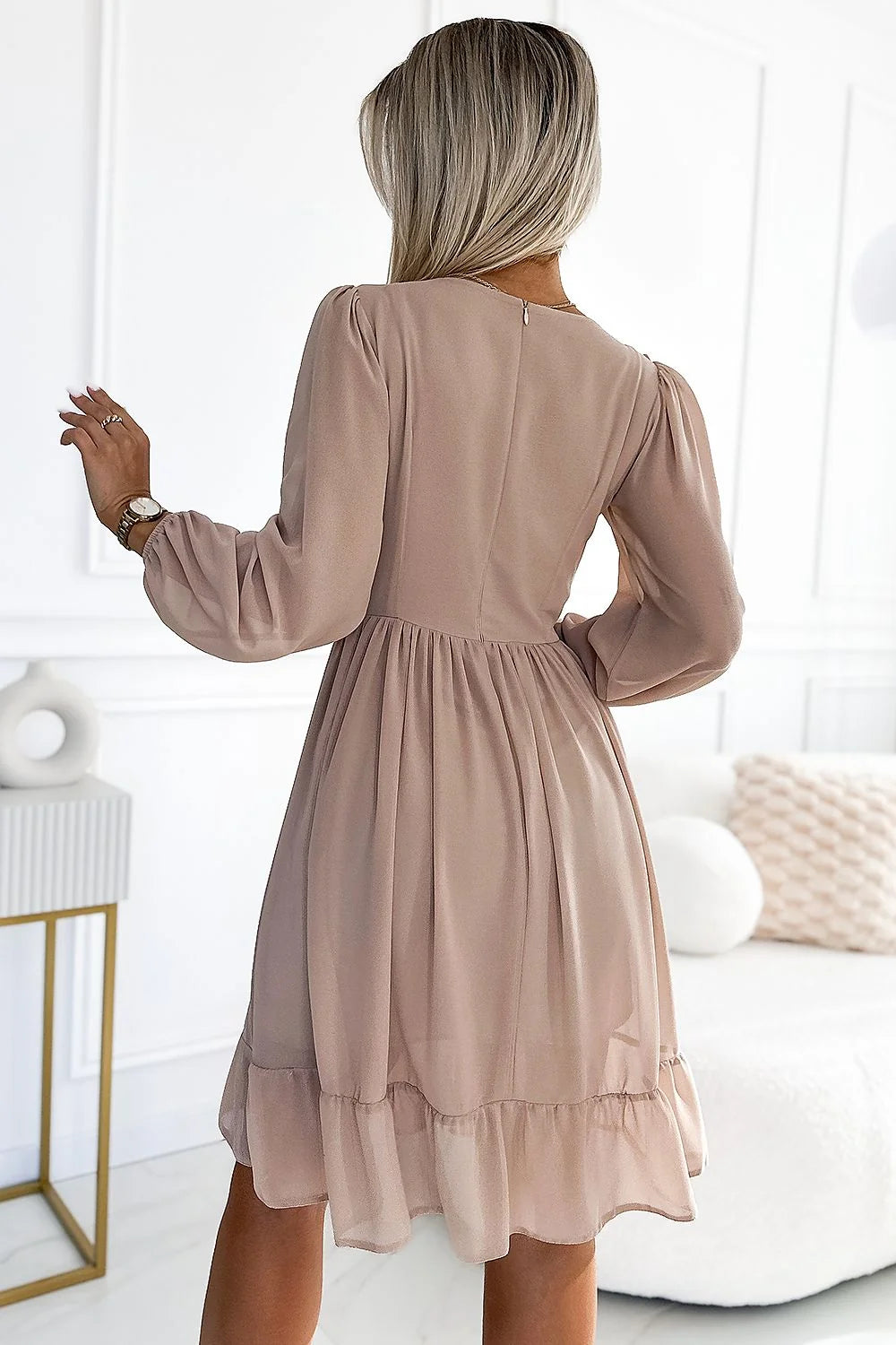 Robe de cocktail élégante Numoco pour femme, style moderne, manches longues, décolleté en V, couleur beige, tissu léger, production Polonaise, matériau doux et durable