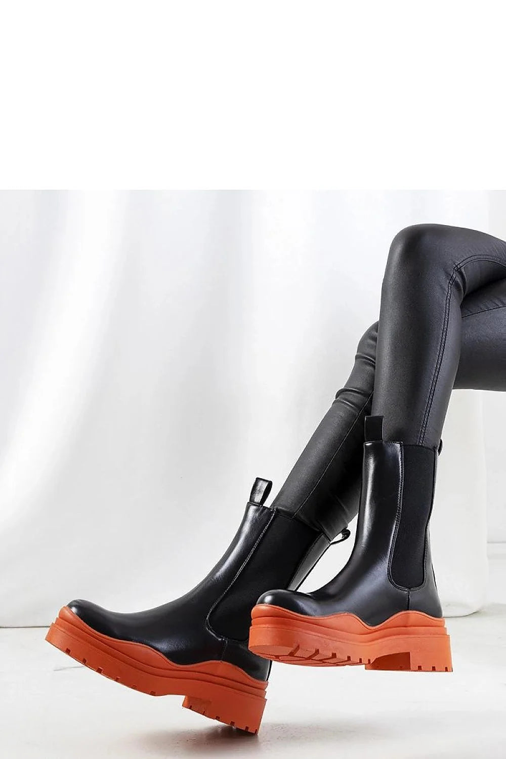 bottes Solea chelsea cuir synthétique noir mi mollet tige haute structurée semelle orange vif plateforme crantée chunky urbain