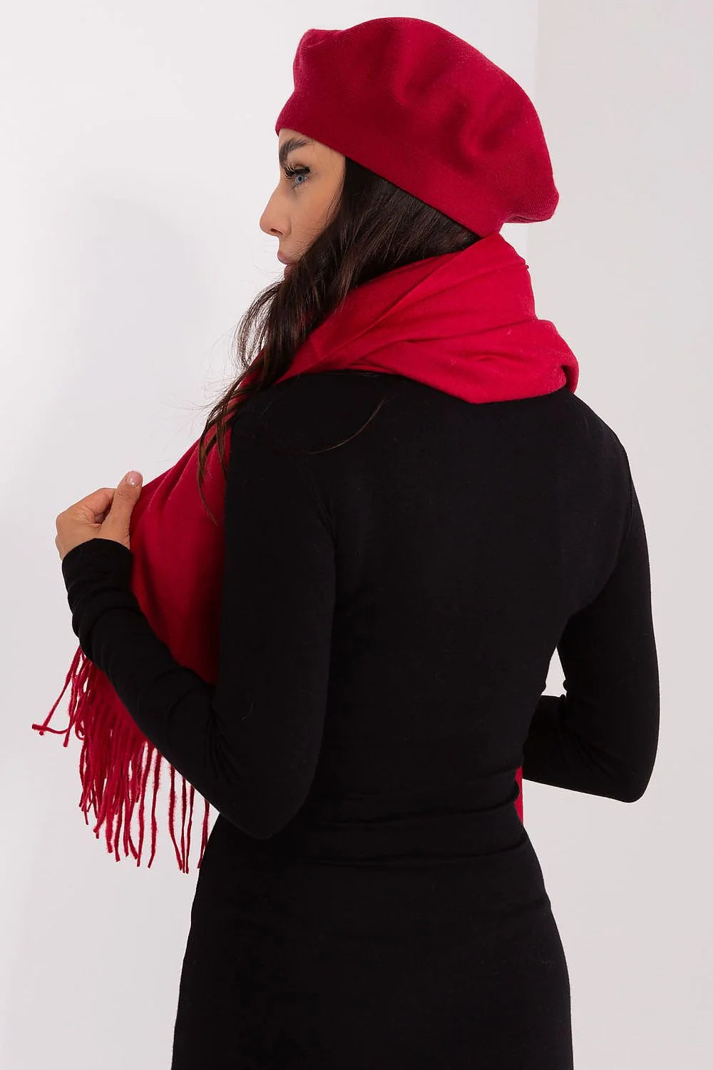 Écharpe et béret en laine rouge vif pour femme, accessoires mode hiver 2023, style chic et intemporel, cadeau Noël