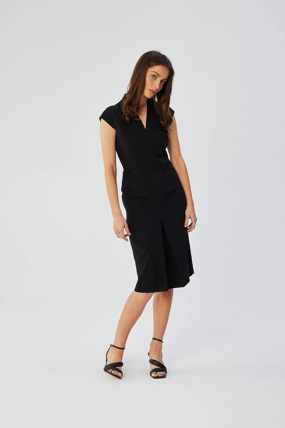 Robe noire élégante pour femme en jersey V-neck manches courtes taille ajustée avec plis discret