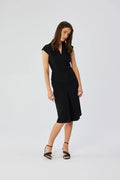 Robe noire élégante pour femme en jersey V-neck manches courtes taille ajustée avec plis discret