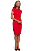 Robe élégante satinée rouge vif coupe ajustée manches courtes ceinture style chic professionnel
